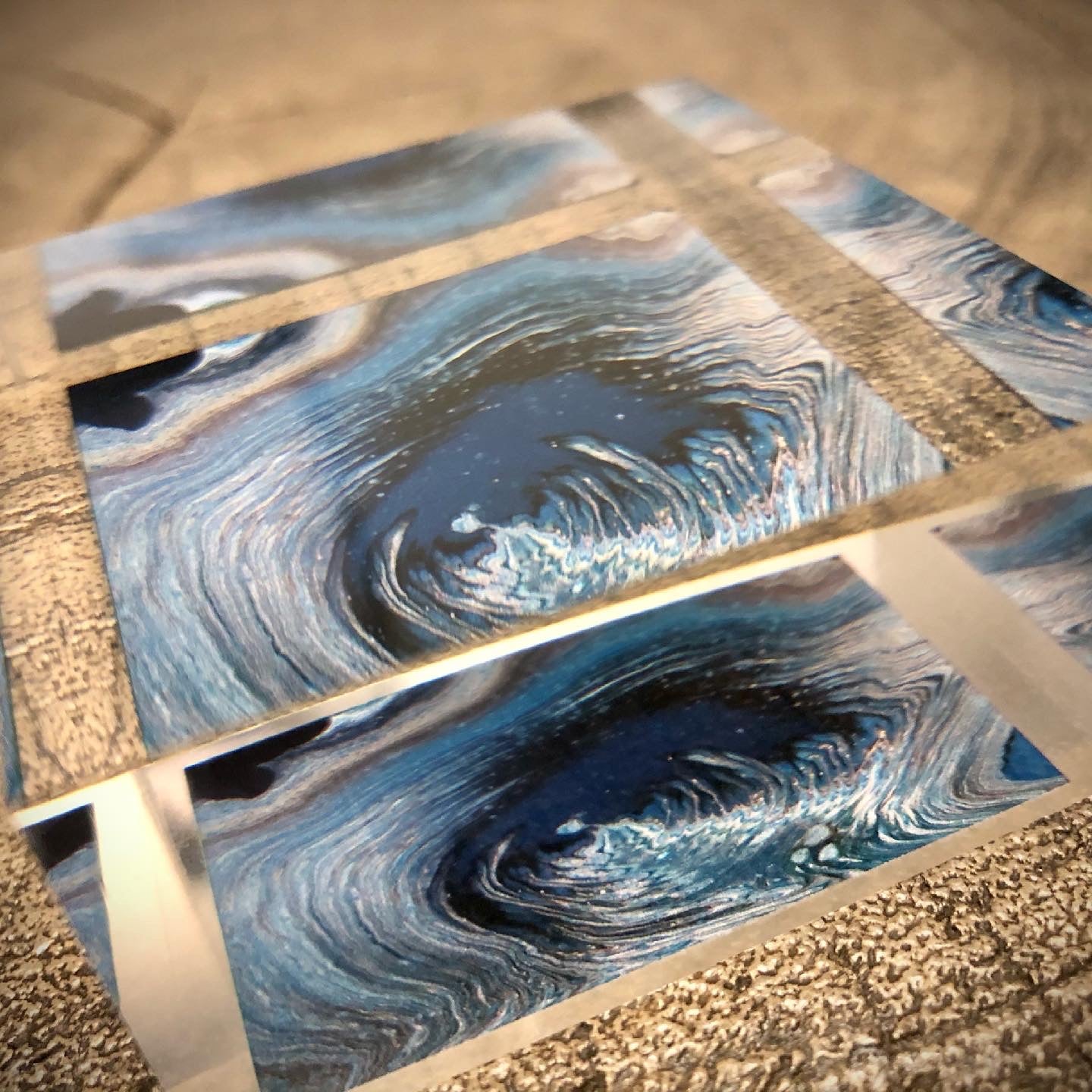 SCHUTZENGEL: Geschenkset bestehend aus Acrylblock mit dem Motiv ANGELWALK by RAVENWOODPouring incl. Geschenkkarte (Etsy)