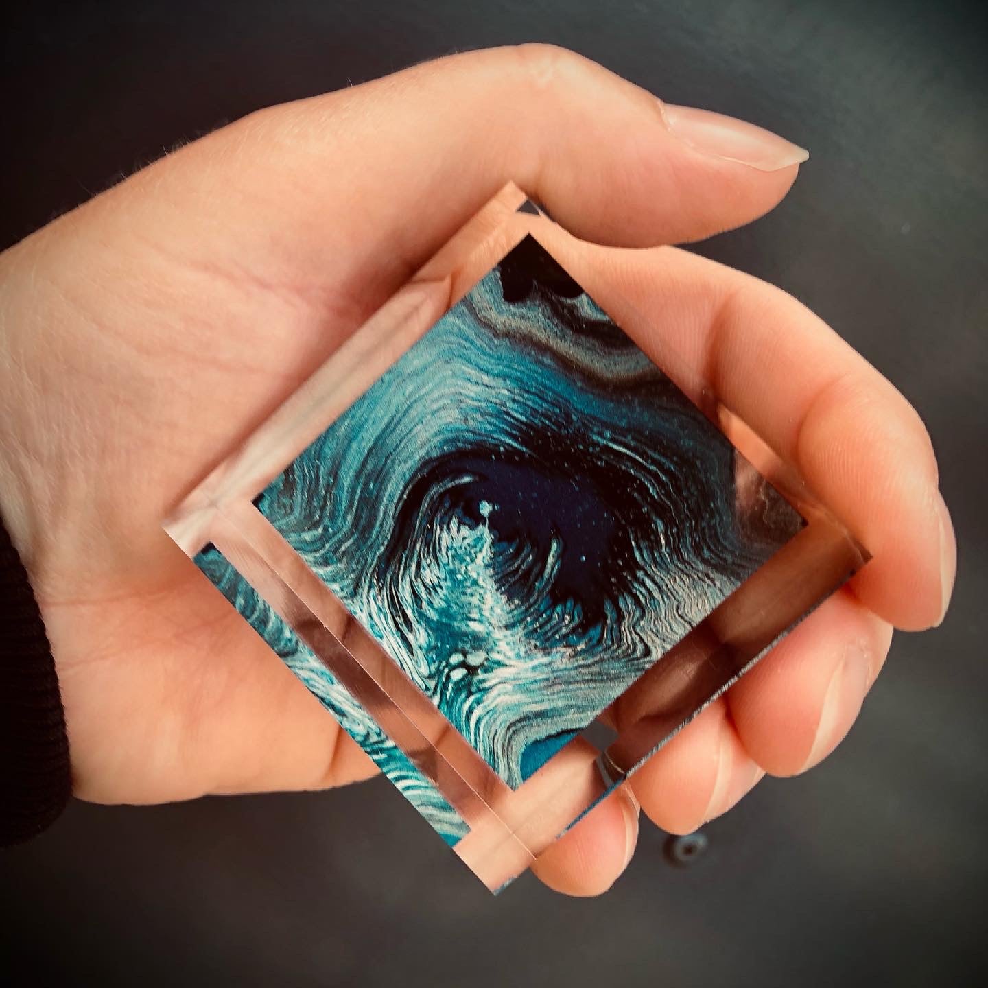 SCHUTZENGEL: Geschenkset bestehend aus Acrylblock mit dem Motiv ANGELWALK by RAVENWOODPouring incl. Geschenkkarte (Etsy)